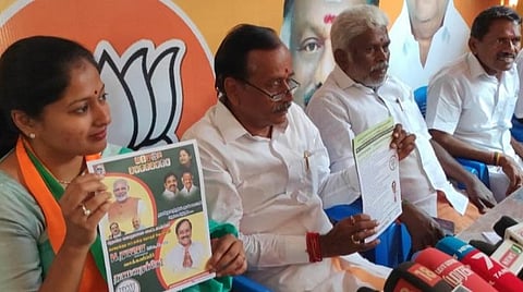 காரைக்குடியில் அத்தொகுதிக்கான தேர்தல் அறிக்கையை வெளியிட்ட பாஜக வேட்பாளர் ஹெச்.ராஜா, நடிகை காயத்ரி ரகுராம்.