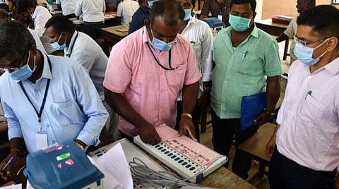 தூத்துக்குடியில் மின்னணு வாக்குப்பதிவு இயந்திரங்களில் வேட்பாளர்களின் பெயர், புகைப்படம், சின்னம் அடங்கிய வாக்குச்சீட்டுகளை பொருத்தும் பணி நேற்று நடைபெற்றது. படம்: என்.ராஜேஷ்