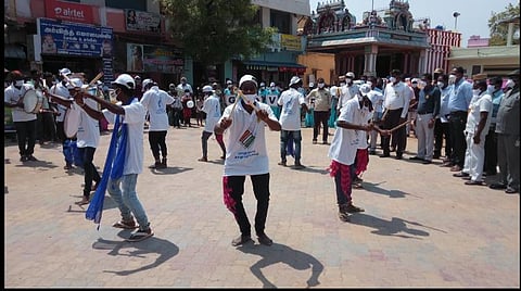 பரதநாட்டியம், சிலம்பாட்டம், கோலாட்டம்: 100% வாக்குப்பதிவை வலியுறுத்தி மாணவர்களின் விழிப்புணர்வுக் கலை நிகழ்ச்சிகள்