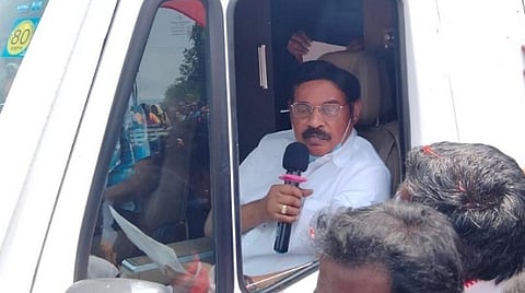 நத்தம் பேருந்துநிலையம் அருகே தேர்தல் பிரச்சாரம் மேற்கொண்ட இந்திய ஜனநாயக கட்சி மாநில தலைவர் பாரிவேந்தர்.