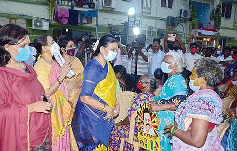 திருவல்லிக்கேணி - சேப்பாக்கம் சட்டப்பேரவை தொகுதியில் திமுக சார்பில் போட்டியிடும் வேட்பாளர் உதயநிதி ஸ்டாலினை ஆதரித்து திமுக தலைவர் மு.க.ஸ்டாலின் மனைவி துர்கா ஸ்டாலின் திருவல்லிக்கேணி அயோத்தியா குப்பம் பகுதியில் நேற்று வாக்கு சேகரித்தார். படம்: க.ஸ்ரீபரத்