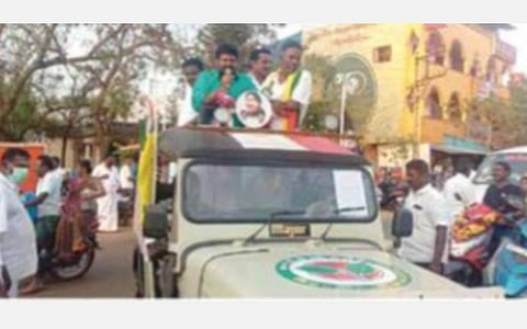 காளையார்கோவில் வாரச்சந்தையில் சிவகங்கை தொகுதி அதிமுக வேட்பாளர் பி.ஆர்.செந்தில்நாதனை ஆதரித்து பிரச்சாரம் செய்த நகைச்சுவை நடிகர் கஞ்சா கருப்பு. (வலது) முன்னறிவிப்பில்லாத திடீர் பிரச்சாரத்தால் போக்குவரத்து நெரிசலில் சிக்கிய ஆம்புலன்ஸ்.