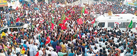 திருப்பத்தூரில் அத்தொகுதி அமமுக வேட்பாளர் கே.கே.உமாதேவனை ஆதரித்துப் பிரச்சாரம் செய்த அமமுக பொதுச் செயலாளர் டி.டி.வி.தினகரன்.