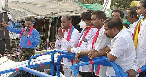 சிதம்பரத்தில் திமுக கூட்டணி இந்திய யூனியன் முஸ்லீம் லீக் வேட்பாளர் அப்துல் ரஹ்மானை ஆதரித்து விடுதலைச்சிறுத்தைகள் கட்சி தலைவர் திருமாவளவன் பேசினார்.