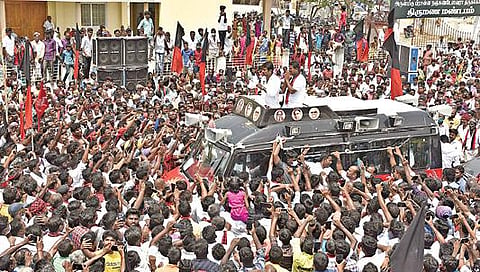 சேலம் மாவட்டம் எடப்பாடி பேருந்து நிலையம் அருகே நேற்று நடந்த தேர்தல் பிரச்சாரத்தில், திமுக வேட்பாளர் சம்பத்குமாரை ஆதரித்து. கட்சியின் இளைஞரணி செயலாளர் உதயநிதி ஸ்டாலின் பேசினார். படம்:எஸ். குரு பிரசாத்