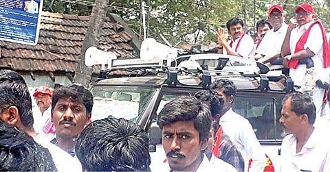 தளி தொகுதி இந்திய கம்யூனிஸ்ட் கட்சி வேட்பாளர் ராமச்சந்திரனை ஆதரித்து, கெலமங்கலத்தில் நடந்த பிரச்சாரக் கூட்டத்தில் அக்கட்சியின் மூத்த தலைவர் டி.ராஜா பேசினார்.