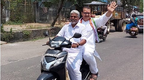 திருநள்ளாறில் இரு சக்கர வாகனத்தில் சென்ற முன்னாள் அமைச்சர் ஆர்.கமலக்கண்ணன், அகில இந்தியக் காங்கிரஸ் கட்சியின் பொதுச் செயலாளர் சஞ்சய் தத்