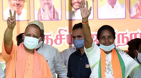 கோவை ராஜவீதியில் இன்று நடந்த பிரச்சாரக் கூட்டத்தில், கூடியிருந்த தொண்டர்களைப் பார்த்துக் கையசைத்த முதல்வர் யோகி ஆதித்யநாத். அருகில் வேட்பாளர் வானதி சீனிவாசன் | படம்: ஜெ.மனோகரன்.