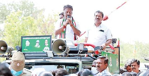 போடி முந்தல் சோதனைச்சாவடி அருகே நடந்த பிரச்சாரக் கூட்டத்தில் வாக்குச் சேகரித்தார் துணை முதல்வர் ஓ.பன்னீர்செல்வம்.