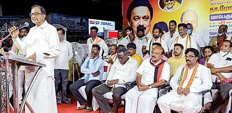 ஆலந்தூர் தொகுதியில் போட்டியிடும் திமுக வேட்பாளர் தா.மோ.அன்பரசனை ஆதரித்து நங்கநல்லூரில் பொதுக்கூட்டம் நடைபெற்றது. இதில் காங்கிரஸ் தலைவர் ப.சிதம்பரம் பங்கேற்று பேசினார். படம்: பு.க.பிரவீன்