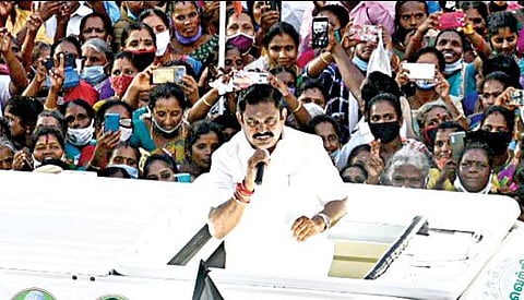 சென்னை புறநகர் பகுதிகளில் அதிமுக கூட்டணி வேட்பாளர்களை ஆதரித்து முதல்வர் பழனிசாமி நேற்று பிரச்சாரத்தில் ஈடுபட்டார். படம்: எம்.முத்துகணேஷ்