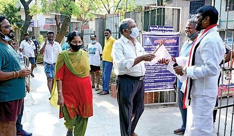 அதிமுக சார்பில் தியாகராய நகர் தொகுதியில் போட்டியிடும் வேட்பாளர் சத்யநாராயணன், கோடம்பாக்கம் யுனைட்டெட் இந்தியா காலனியில் உள்ள சென்னை மாநகராட்சி பூங்காவில் வாக்கு சேரித்தார்.