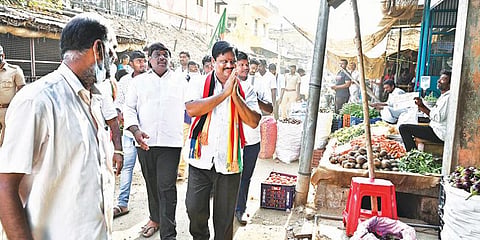 தி.மலை ஜோதி மார்க்கெட் பகுதியில் வியாபாரிகளிடம் வாக்கு சேகரித்த பாஜக வேட்பாளர் தணிகைவேல்.