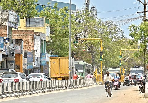 தூத்துக்குடியில் தினமும் கடுமையான போக்குவரத்து நெருக்கடியை சந்திக்கும் விவிடி சந்திப்பு. படம்: என்.ராஜேஷ்