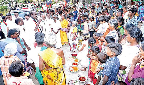 நத்தம் சட்டப்பேரவை தொகுதியில் வாக்குச் சேகரித்த முன்னாள் அமைச்சர் நத்தம் ஆர்.விஸ்வநாதனுக்கு ஆரத்தி எடுத்து வரவேற்ற திரளான பெண்கள்.
