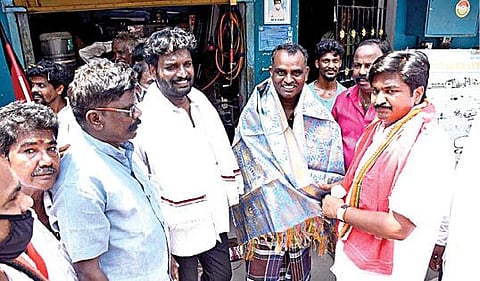 வேளச்சேரி சட்டப்பேரவை தொகுதி காங்கிரஸ் வேட்பாளர் அசன் மவுலானா, திருவான்மியூர் பெரியார் நகர் பகுதியில் நேற்று வாக்கு சேகரித்தார். படங்கள்: எம்.முத்துகணேஷ்