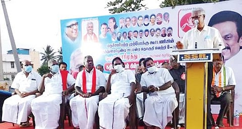திருத்துறைப்பூண்டி காமராஜர் சிலை அருகே நேற்று நடைபெற்ற பிரச்சார பொதுக்கூட்டத்தில் இந்திய கம்யூனிஸ்ட் கட்சி வேட்பாளர் மாரிமுத்துவை ஆதரித்து பேசுகிறார் அக்கட்சியின் தேசிய பொதுச் செயலாளர் டி.ராஜா.