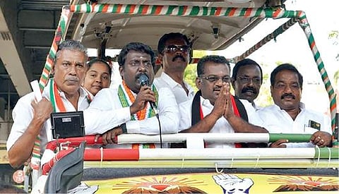 நாகர்கோவிலில் கன்னியாகுமரி மக்களவை காங்கிரஸ் வேட்பாளர் விஜய் வசந்த், நாகர்கோவில் சட்டப்பேரவை தொகுதி திமுக வேட்பாளர் சுரேஷ்ராஜனுடன் சேர்ந்து வாக்குசேகரித்தார்.
