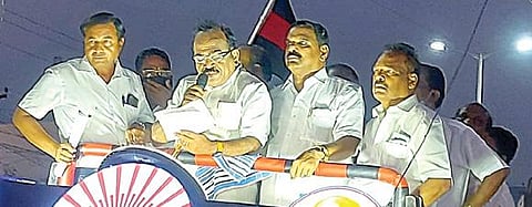 ஆவடி தொகுதி திமுக வேட்பாளர் சா.மு.நாசரை ஆதரித்து திருமுல்லைவாயில் பகுதியில் பிரச்சாரத்தில் ஈடுபட்ட திமுகவின் நட்சத்திரப் பேச்சாளர் நாஞ்சில் சம்பத்.