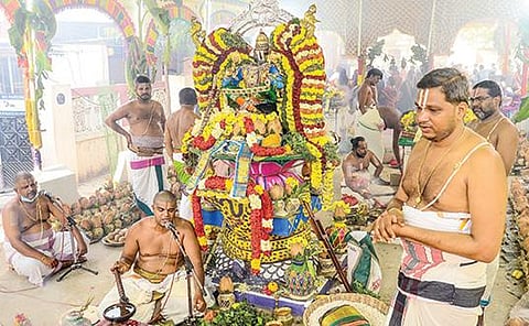 மேத்தா நகர் அவ்வையார் தெருவில் உள்ள ஸ்ரீயோக ஆஞ்சநேயர் கோயில் கும்பாபிஷேகம் நேற்று விமரிசையாக நடைபெற்றது. இதையொட்டி நடந்த யாகசாலை பூஜையில் ஏராளமானோர் கலந்துகொண்டனர். படம்: பு.க.பிரவீன்