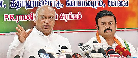 கோவையில் நேற்று செய்தியாளர்களிடம் பேசிய காங்கிரஸ் மூத்த தலைவர் மல்லிகார்ஜூன கார்கே. அருகில் கோவை தெற்கு தொகுதி காங்கிரஸ் வேட்பாளர் மயூரா எஸ்.ஜெயக்குமார். படம்: ஜெ.மனோகரன்