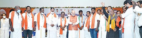 வேலாயுதம்பாளையத்தில் நேற்று முன்தினம் மத்திய உள்துறை அமைச்சர் அமித்ஷா முன்னிலையில் பாஜகவில் இணைந்த பாத்திமுத்து. உடன் பாஜக நிர்வாகிகள்.