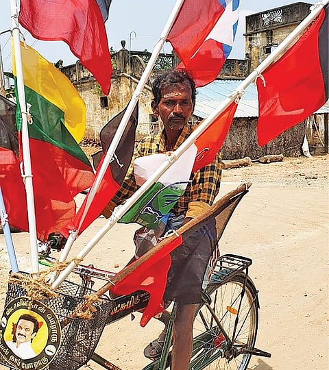 புவனகிரி தொகுதியில் மிதிவண்டியில் வலம் திமுக தொண்டர் தமிழ்நிதி.