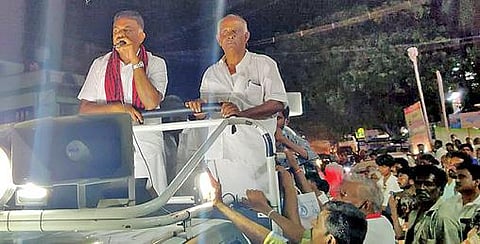 கோவை ஆலாந்துறையில் பிரச்சாரத்தில் ஈடுபட்ட தொண்டாமுத்தூர் தொகுதி திமுக வேட்பாளர் கார்த்திகேய சிவசேனாபதி.