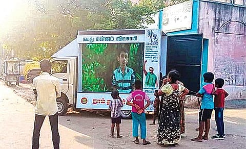 தேர்தல் பிரச்சாரத்தில் மக்கள் அதிகம் கூடும் பொது இடங்களில் அரசியல் கட்சியினர் டிஜிட்டல் திரை பொருத்திய பிரச்சார வாகனங்களை அனுப்பி, அதன்மூலம் கட்சித் தலைவர்கள், வேட்பாளர்கள் குரல் பதிவை ஒளிபரப்பி பிரச்சாரம் செய்கின்றனர். படம்: பு.க.பிரவீன்
