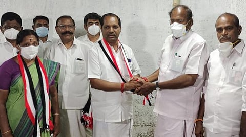 கொல்லிமலை பி. சந்திரன் அமைச்சர் தங்கமணி முன்னிலையில் தன்னை அதிமுகவில் இணைந்தார்