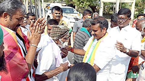 எலெக்ஷன் கார்னர்: எங்கும் நகரமுடியாத எல்.முருகன்!