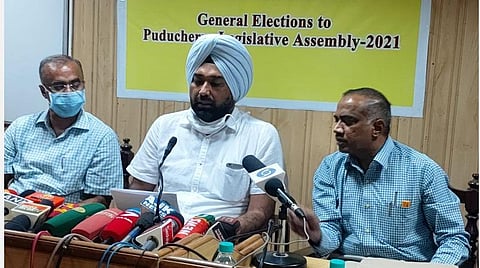 திருநள்ளாற்றில் ஓட்டுக்குத் தங்கம் விவகாரம்: பாஜக வேட்பாளருக்கு ஆதரவாக விநியோகம்- தலைமைத் தேர்தல் அதிகாரி