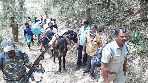 நத்தம் தொகுதிக்குட்பட்ட மலையூர் மலை கிராமத்திற்கு போக்குவரத்து வசதி இல்லாததால் துப்பாக்கி ஏந்திய போலீஸார் பாதுகாப்புடன் குதிரையில் கொண்டுசெல்லப்பட்ட வாக்குப்பதிவு இயந்திரம்.