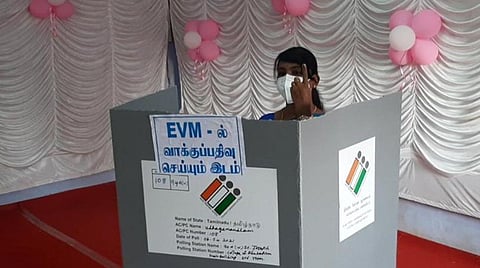 உதகை புனித சூசையப்பர் பள்ளி வாக்குச்சாவடியில் மாவட்ட ஆட்சியர் இன்னசென்ட் திவ்யா வாக்களித்தார்.