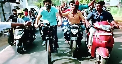 தேர்தல் திருவிழா: வாக்களிக்க சைக்கிளில் வந்த விஜய்
