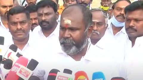 வாக்களித்த பின் செய்தியாளர்களிடம் பேசிய ஆர்.பி.உதயகுமார்.