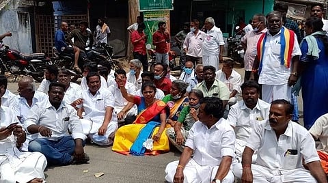 ஆத்தூர் தொகுதிக்குட்பட்ட சின்னாளபட்டியில் வாக்குச்சாவடி முன்பு மறியலில் ஈடுபட்ட பாமக வேட்பாளர் திலகபாமா.