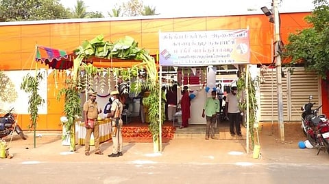 காரைக்குடி மகரிஷி வித்யாமந்திர் பள்ளியில் வாழை மரம், தென்னை, மாவிலைத் தோரணம் கட்டி அமைக்கப்பட்டிருந்த வாக்குச்சாவடி.