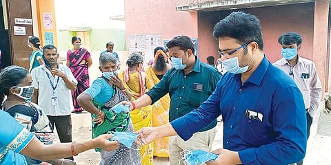 ஜோலார்பேட்டை தொகுதிக்கு உட்பட்ட புள்ளாநேரி அரசு நடுநிலை பள்ளியில் அமைக்கப்பட்டுள்ள வாக்குச்சாவடி மையத்தில் அமைச்சர் வீரமணி வாக்களித்தார். அடுத்த படம்: திருப்பத்தூர் அவ்வை நகரில் அமைக்கப்பட்ட வாக்குச்சாவடி மையத்தில் மாவட்ட ஆட்சியர் சிவன் அருள் வாக்களித்தார். கடைசி படம்: வாக்குச்சாவடி மையங்களில் வாக்களிக்க வந்த வாக்காளர்களுக்கு மூலிகை முகக்கவசங்களை வழங்கிய சித்த மருத்துவர்கள் விக்ரம்குமார், பாஸ்கரன்.