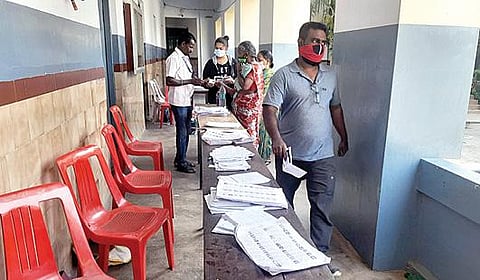 வாக்காளர்களுக்கு வழங்கப்படாமல், செங்கல்பட்டு ஜோசப் பள்ளியில் வைக்கப்பட்டிருந்த பூத் சிலிப். படம்: எம். முத்துகணேஷ்.