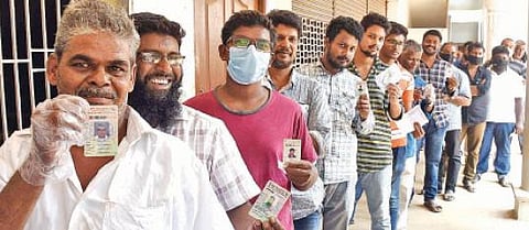 கோவை சாரமேடு கிரெசன்ட் மெட்ரிக் பள்ளியில் முகக்கவசம் மற்றும் இடைவெளி யின்றி வரிசையில் நின்ற வாக்காளர்கள். படம்: ஜெ.மனோகரன்