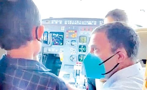 கோழிக்கோடு விமான நிலையத்தில், ஹெலிகாப்டரில் விமானிகள் அமரும் காக்பிட் பகுதியை சிறுவன் அத்வைத்துக்கு காட்டிய ராகுல். அருகில் பெண் விமானி.