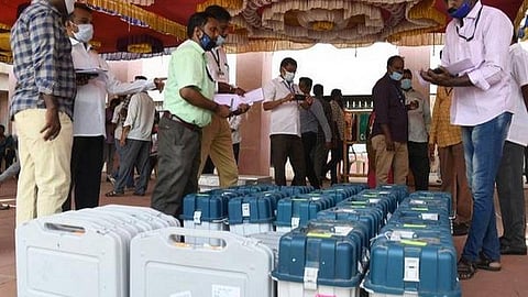 மதுரையில் 4 வாக்கு எண்ணும் மையங்களில் மூன்றடுக்கு பாதுகாப்புடன் வைக்கப்பட்ட வாக்குப்பதிவு இயந்திரங்கள்