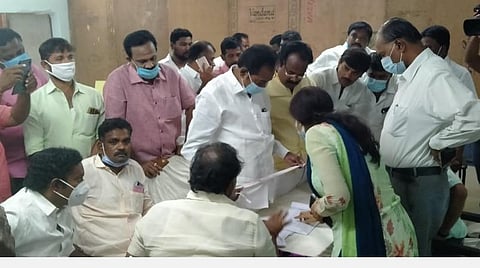 புதுக்கோட்டை வாக்கு எண்ணும் மையத்தில் கிடந்த பேப்பர் சீல் குறித்து விராலிமலை தொகுதி திமுக, அமமுகவினருக்கு விளக்கும் தேர்தல் பொதுப் பார்வையாளர் ரகு, மாவட்டத் தேர்தல் அலுவலர் பி.உமா மகேஸ்வரி உள்ளிட்டோர்.