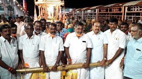 திண்டுக்கல் மாவட்டம் பழநி மலைக்கோயிலில் தங்கரதம் இழுத்து சுவாமிதரிசனம் செய்த பாரதிய ஜனதா கட்சி மாநில தலைவர் எல்.முருகன்.