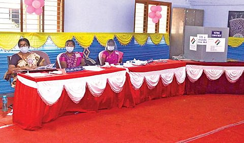 பாளையங்கோட்டை சாராள் தக்கர் மேல்நிலைப்பள்ளியில் அமைக்கப்பட்டிருந்த மாதிரி வாக்குச் சாவடி காலை 10.45 மணிக்கே வாக்காளர்கள் இல்லாமல் வெறிச்சோடியிருந்தது. படம்: மு. லெட்சுமி அருண்
