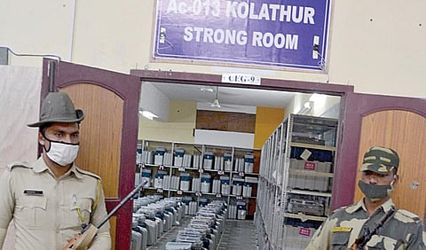 மத்திய சென்னைக்கு உட்பட்ட தொகுதிகளுக்கான வாக்குப்பதிவு இயந்திரங்கள், தொகுதிவாரியாக பிரிக்கப்பட்டு நுங்கம்பாக்கத்தில் உள்ள லயோலா கல்லுரியில் வைக்கப்பட்டுள்ளன. அங்கு துப்பாக்கி ஏந்திய துணை ராணுவத்தினர் பாதுகாப்புக்கு நிறுத்தப்பட்டுள்ளனர். படம்: ம.பிரபு