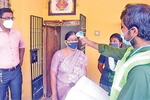 சென்னை முழுவதும் வீடு வீடாகச் சென்று, காய்ச்சல் பரிசோதனை செய்யும் பணியை சென்னை மாநகராட்சி சார்பில் பணியாளர்கள் நேற்று முதல் தொடங்கினர். இடம்: கொளத்தூர். படம்: ம. பிரபு