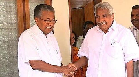 கேரள முதல்வர் பினராயி விஜயனுடன், காங்கிரஸ் மூத்த தலைவர் உம்மன் சாண்டி : கோப்புப்படம்