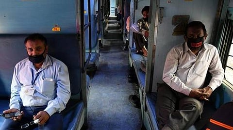 ரயில் பயணத்தின்போது பயணிகள் முகக்கவசம் அணிவது கட்டாயம்: தெற்கு ரயில்வே பொதுமேலாளர் அறிவுறுத்தல்